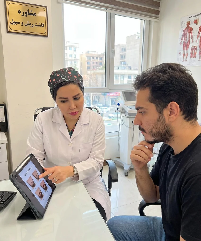 عکس تکنسین آرمو کلینیک در حال مشاوره دادن به مراجع