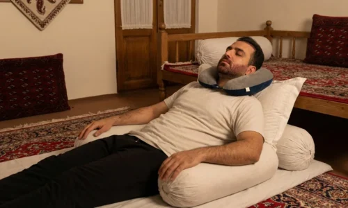 تصویر مردی که بعد از کاشت ریش بصورت نشسته به بالش تکیه داده