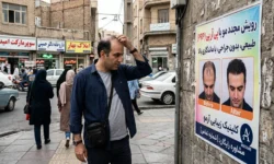 عکس یه مرد که بیرون داره به یه پوستر در مورد پی ار پی نگاه میکنه