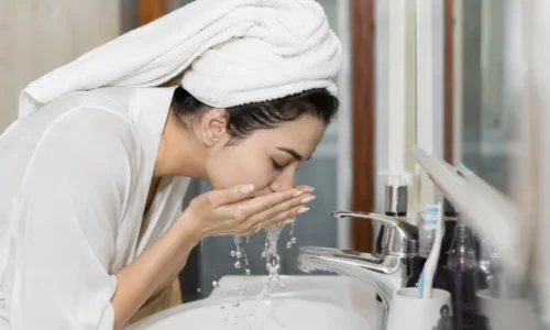 عکس یک خانم که داره صورتشو میشوره