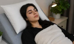 خانم ایرانی پس از کاشت ابرو در حالت طاق‌باز و زاویه ۴۵ درجه روی تخت دراز کشیده و با استفاده از بالش‌های حمایتی در حال استراحت است.